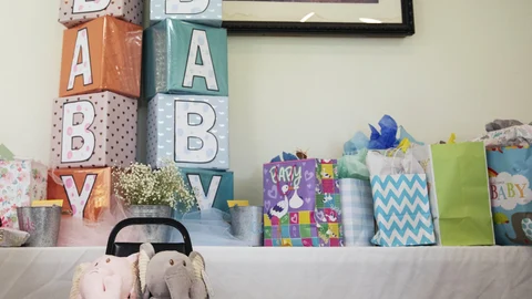 Aplicaciones como Zoom, Meet o Google Hangouts pueden permitirte hacer una baby-shower con tus amigos y familiares más cercanos-