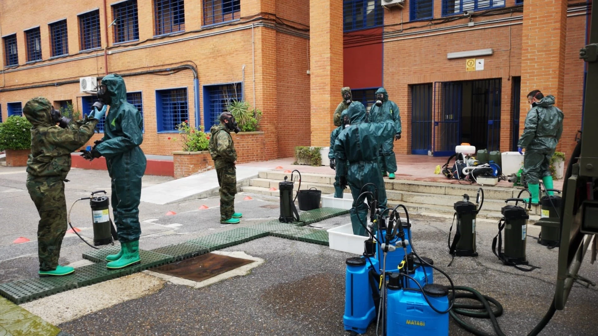 Coronavirus.- Efectivos de la Brigada 'Extremadura' XI descontaminan nuevamente la residencia de Logrosán (Cáceres)