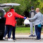 Voluntarios de Cruz Roja reparten alimentos en Sevilla