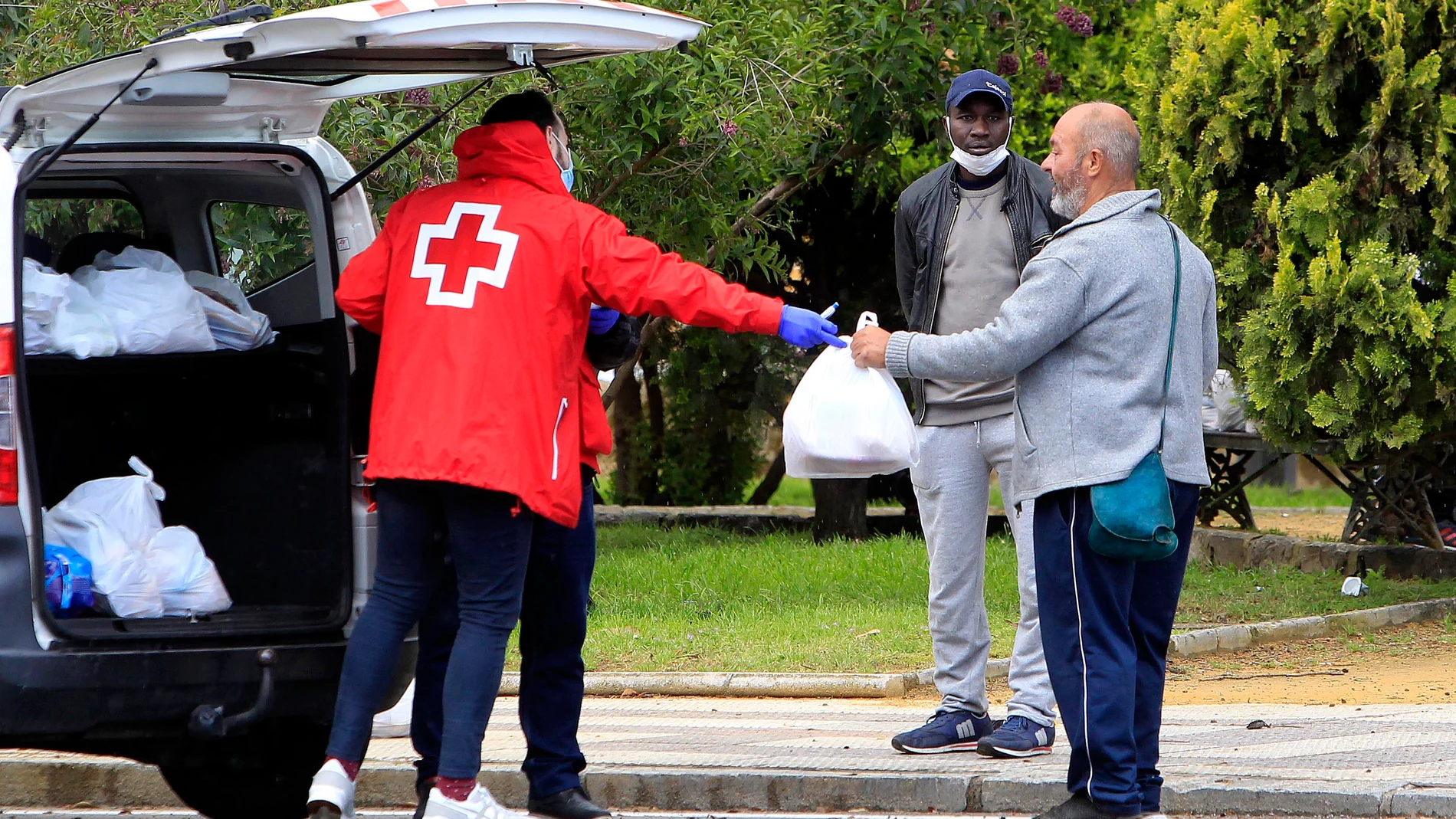 Voluntarios de Cruz Roja reparten alimentos en Sevilla