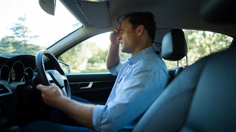 Imagen de un conductor estresado al volante.