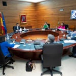 El vicepresidente segundo del Gobierno, Pablo Iglesias (1i), la ministra de Defensa, Margarita Robles (2i), el presidente del Gobierno, Pedro Sánchez (3i)la vicepresidenta de Transición Ecológica, Teresa Ribera (4i), el ministro de Interior, Fernando Grande-Marlaska (5i), la ministra de Hacienda, Maria Jesús Montero (3d), el ministro de Transportes, José Luis Ábalos (2d) y el ministro de Sanidad, Salvador Illa (1d), durante el Consejo de Ministros celebrado hoy con el objetivo de aprobar más medidas económicas para limitar el impacto económico y social de la pandemia del coronavirus e indicar en qué condiciones los menores podrán salir a la calle, en Madrid (España), a 21 de abril de 2020.