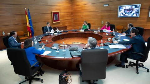 El vicepresidente segundo del Gobierno, Pablo Iglesias (1i), la ministra de Defensa, Margarita Robles (2i), el presidente del Gobierno, Pedro Sánchez (3i)la vicepresidenta de Transición Ecológica, Teresa Ribera (4i), el ministro de Interior, Fernando Grande-Marlaska (5i), la ministra de Hacienda, Maria Jesús Montero (3d), el ministro de Transportes, José Luis Ábalos (2d) y el ministro de Sanidad, Salvador Illa (1d), durante el Consejo de Ministros celebrado hoy con el objetivo de aprobar más medidas económicas para limitar el impacto económico y social de la pandemia del coronavirus e indicar en qué condiciones los menores podrán salir a la calle, en Madrid (España), a 21 de abril de 2020.