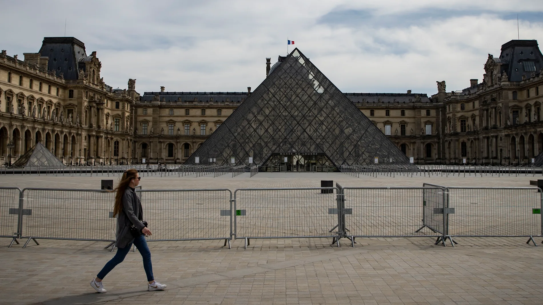 Una mujer pasea por el Louvre