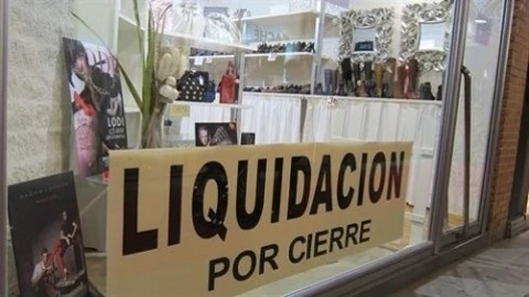 Cartel liquidación por cierre en un pequeño comercio tradicional