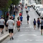 Los franceses sí pueden salir a correr. Aquí en una calle de París