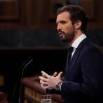 El líder del PP, Pablo Casado (d) durante su intervención en el pleno del Congreso