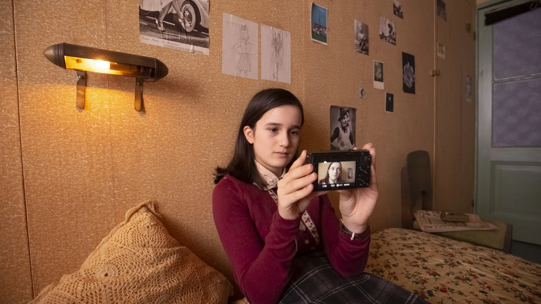 Luna Cruz, la actriz que interpreta a Ana Frank, grabándose con una cámara