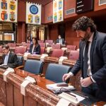 El presidente de la Región de Murcia, Fernando López Miras, con el consejero de Salud, Manuel Villegas, en la Asamblea Regional en el debate de Presupuestos 2020