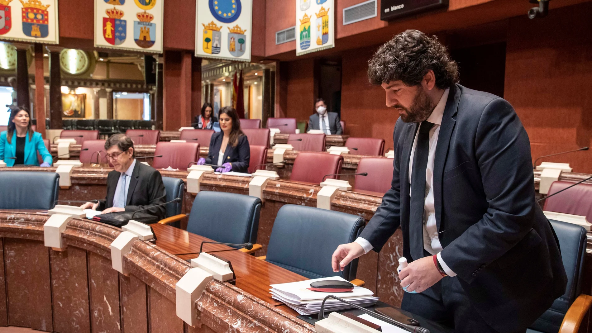 El presidente de la Región de Murcia, Fernando López Miras, con el consejero de Salud, Manuel Villegas, en la Asamblea Regional en el debate de Presupuestos 2020