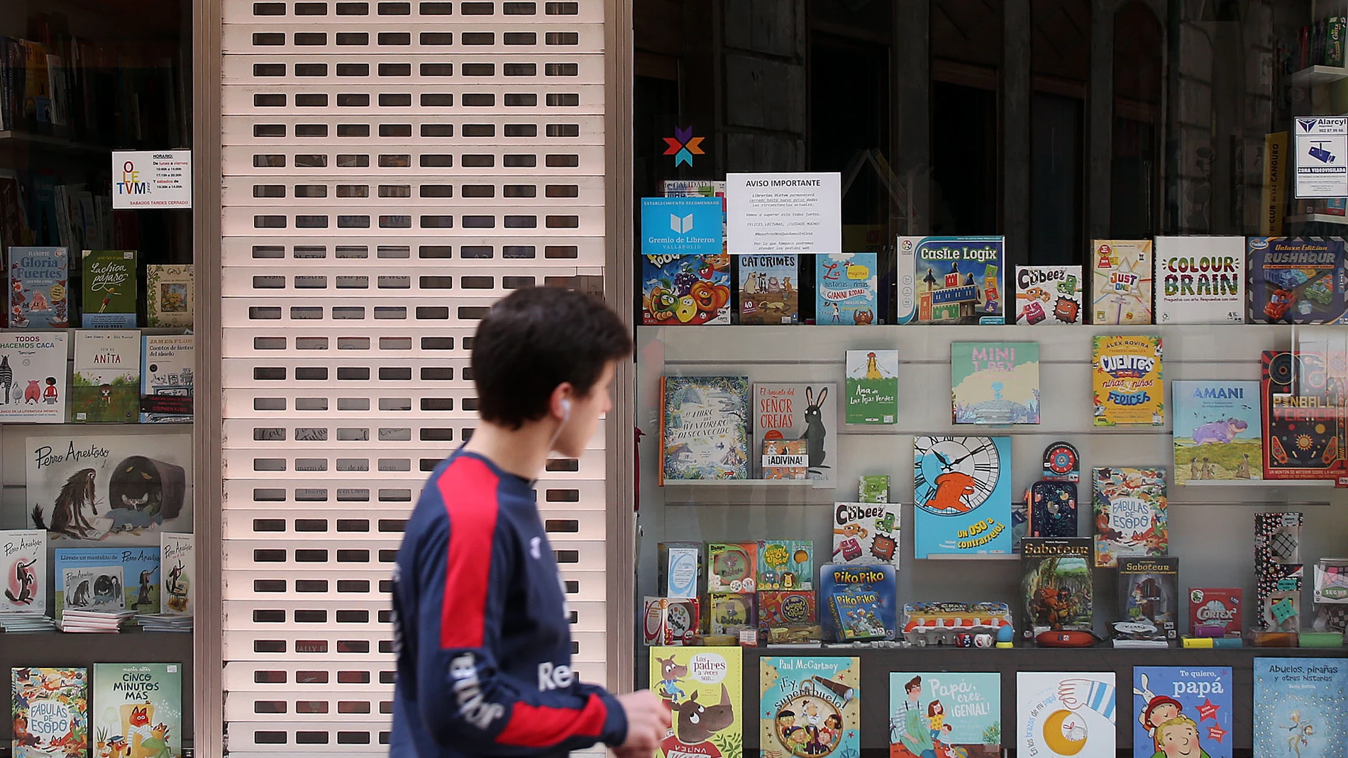 Un joven ante el escaparate de una librería en Valladolid