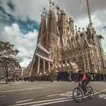 La Sagrada Familia, en Barcelona, vista desde la acera.