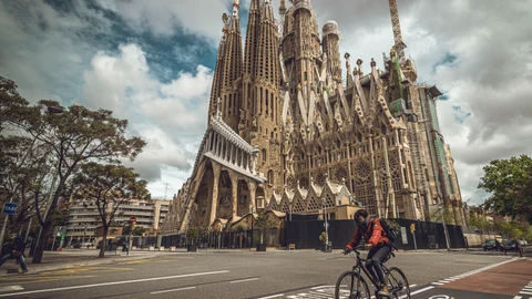 La Sagrada Familia, en Barcelona, vista desde la acera.