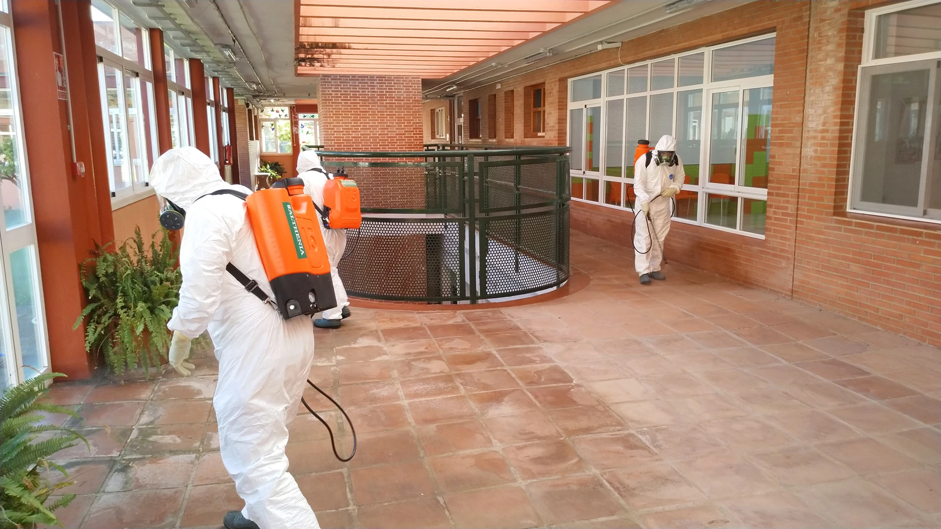 Voluntarios de Sando realizando la desinfección de una residencia
