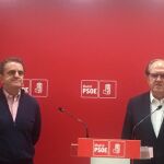 El secretario general del PSOE-M, José Manuel Franco, y el portavoz del Grupo Socialista en la Asamblea, Ángel Gabilondo, en la rueda de prensa de hoy