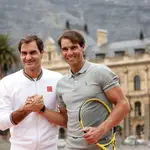 Roger Federer y Rafa Nadal se saludan en la presentación de un torneo de exhibición por África