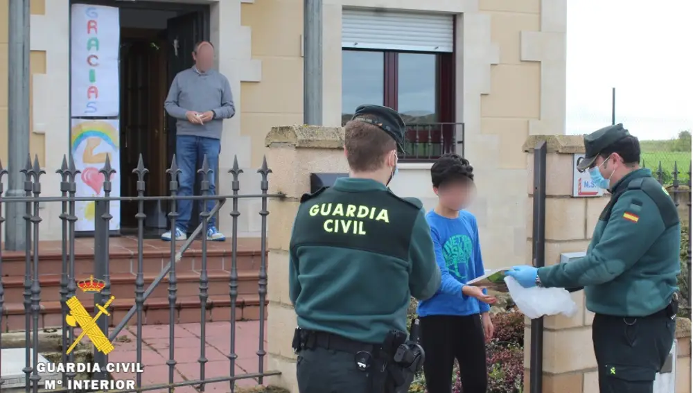 La Guardia Civil de Burgos entrega de material didáctico a alumnos de la provincia que lo necesitan en estos días