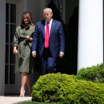 Donald J. Trump y su esposa Melania Trump este miércoles en los jardines del ala oeste de la Casa Blanca