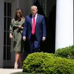Donald J. Trump y su esposa Melania Trump este miércoles en los jardines del ala oeste de la Casa Blanca