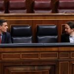 El presidente del Gobierno, Pedro Sánchez,y el vicepresidente segundo, Pablo Iglesias, durante el último pleno del Congreso de los Diputados en el que el Ejecutivo recibió el aval para prorrogar el estado de alarma hasta el 9 de mayo