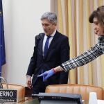 MADRID, 23/04/2020.- El ministro del Interior, Fernando Grande-Marlaska (i), llega para comparecer ante la Comisión de Interior del Congreso de los Diputados para dar cuenta de la gestión de su departamento en la crisis del coronavirus y tras la polémica suscitada por las declaraciones del jefe del Estado Mayor de la Guardia Civil sobre la investigación de bulos en redes sociales, ese jueves, en Madrid. EFE/Chema Moya