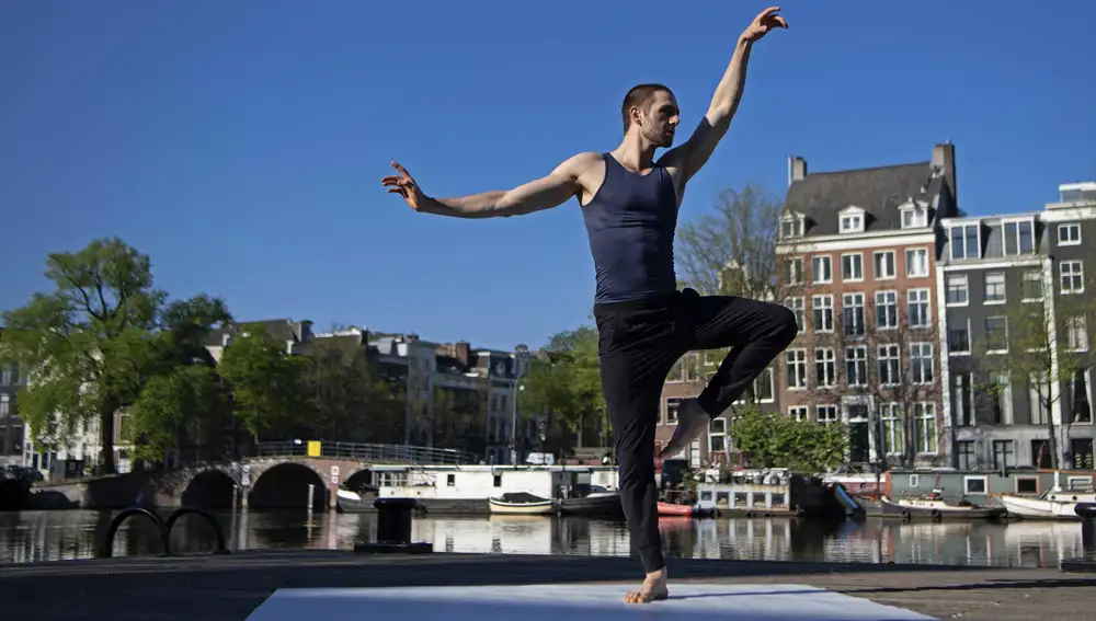 Dutch National Ballet films in an almost empty Amsterdam