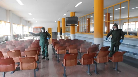 Cinco unidades de la Legión desinfectan el Centro Penitenciario de Murcia II, en Campos del Río