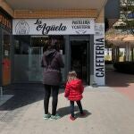 Una madre y su hija en la calle en periodo de confinamiento