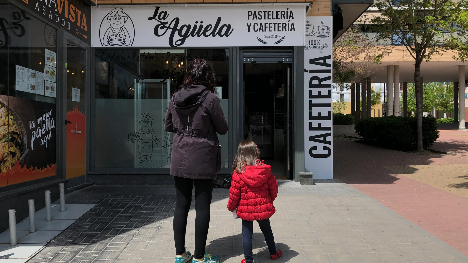 Una madre y su hija en la calle en periodo de confinamiento