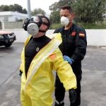 Efectivos de la UME tras desinfectar una residencia de ancianos