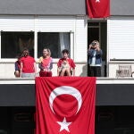 Una familia turca confinada en su casa de Estambul celebraeste jueves en el balcón el día de la soberanía nacional. La provincia junto a las 30 más importantes del país mantendrán un confinamiento hasta el 26 de abril