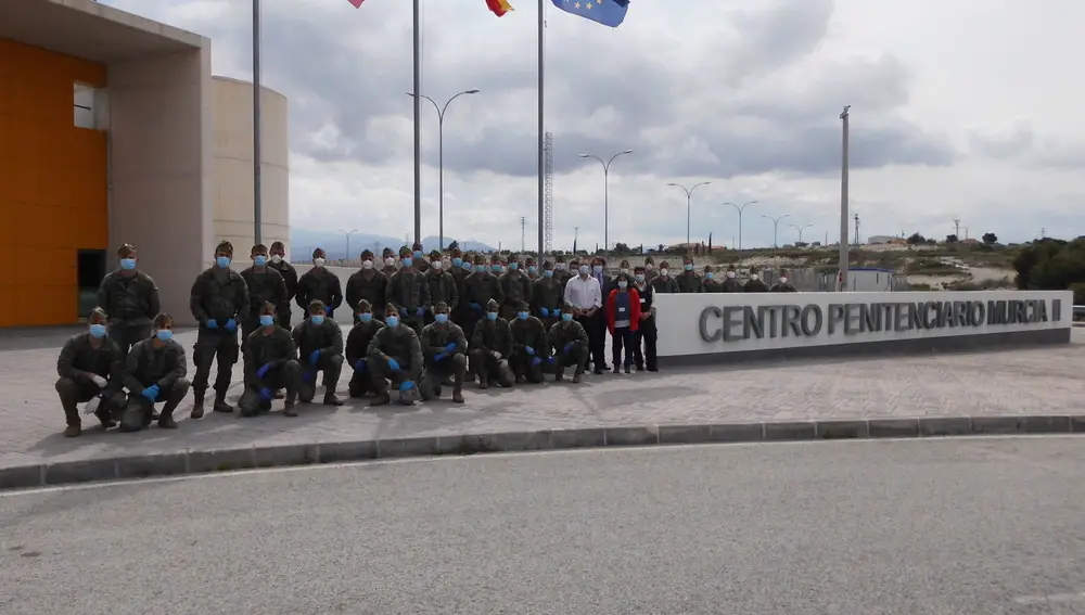 Cinco unidades de la Legión desinfectan el Centro Penitenciario de Murcia II, en Campos del Río
