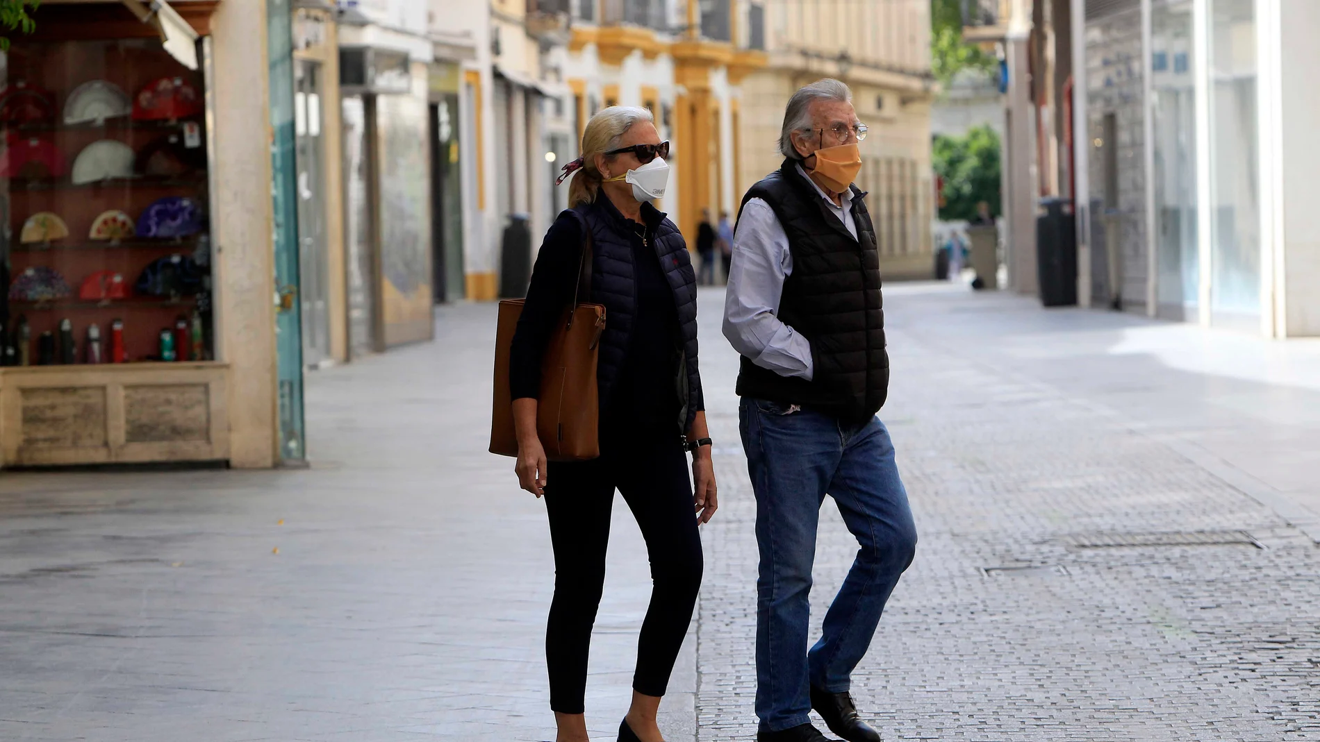 Viandantes con mascarillas