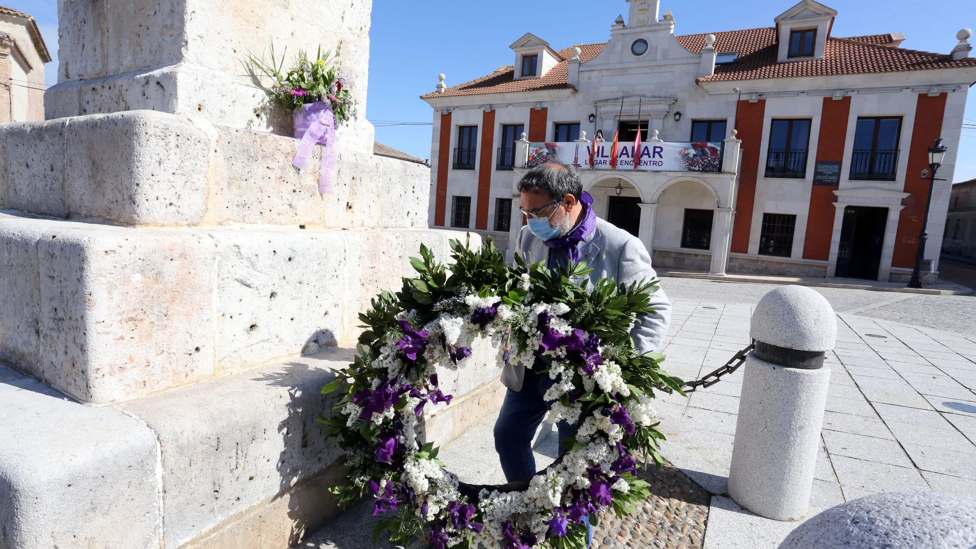 El alcalde de Villalar de los Comuneros, Luis Alonso, ofrece en el monolito de la Plaza del Ayuntamiento la ofrenda floral el año pasado sin gente, como en este 2021