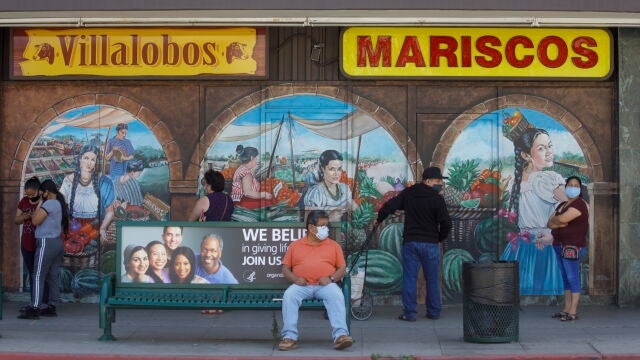East Hollywood (United States), 21/04/2020.- Local residents wait outside a market during the coronavirus health crisis in East Hollywood, California, USA, 21 April 2020 (issued 23 April 2020). Unemployment has soared amongst latino immigrants due to stay at home orders. (Estados Unidos) EFE/EPA/EUGENE GARCIA