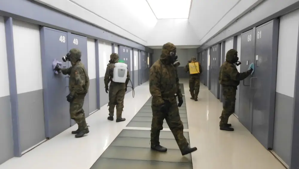 Cinco unidades de la Legión desinfectan el Centro Penitenciario Murcia II, en Campos del Río