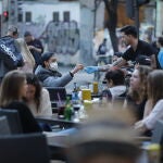 Una terraza en el centro de Madrid en los días previos al confinamiento