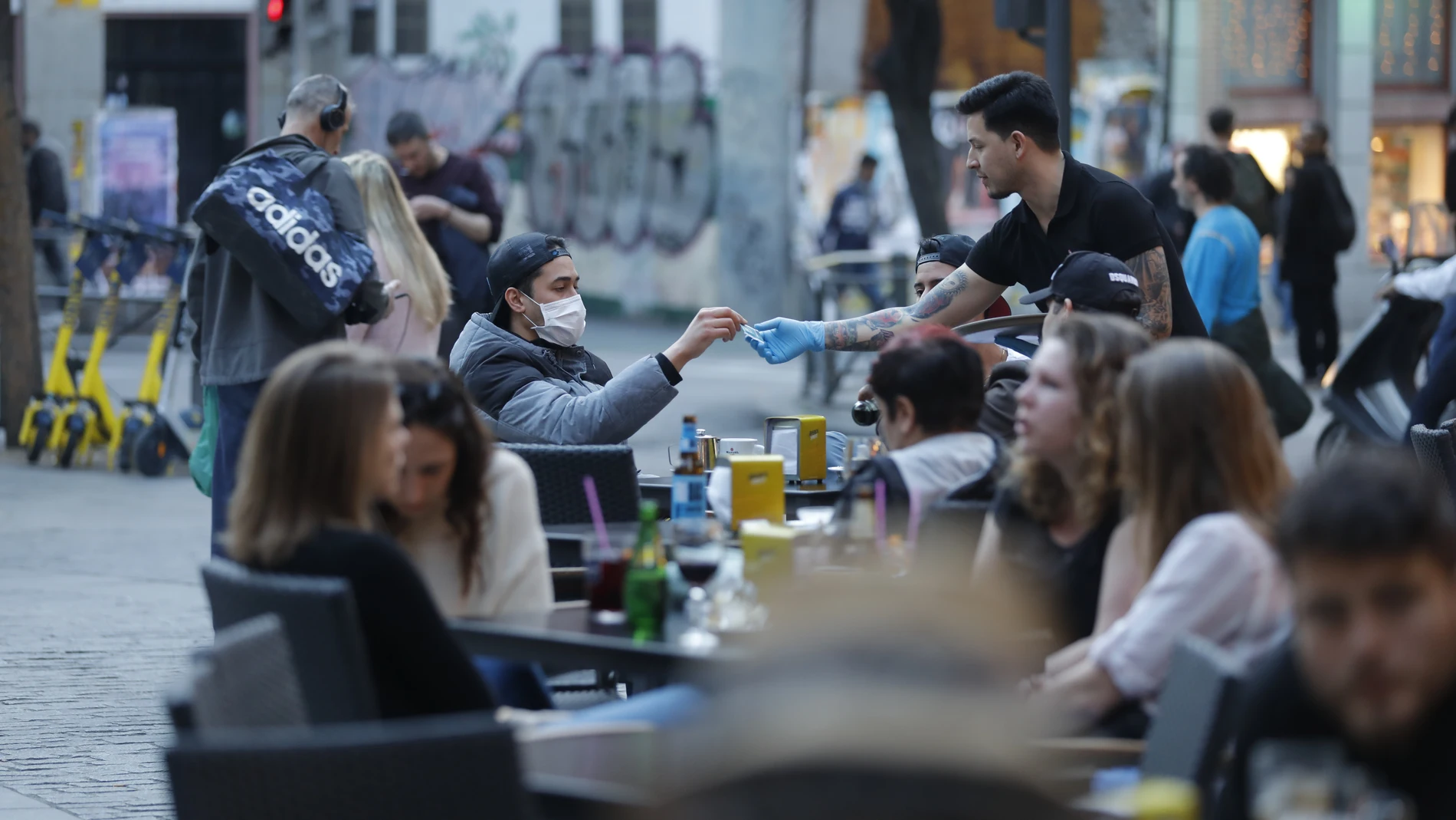 Una terraza en el centro de Madrid en los días previos al confinamiento