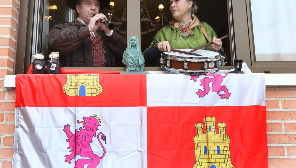 Los folcloristas Esther Miguel y Alfonso Zapatero interpretan un tema en el Día de la Comunidad desde la ventana de su casa en Palencia