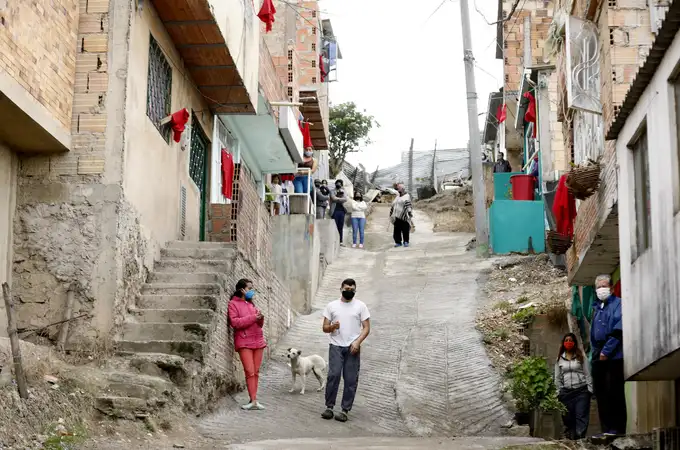 Colombia se llena de pañuelos rojos, la señal del hambre