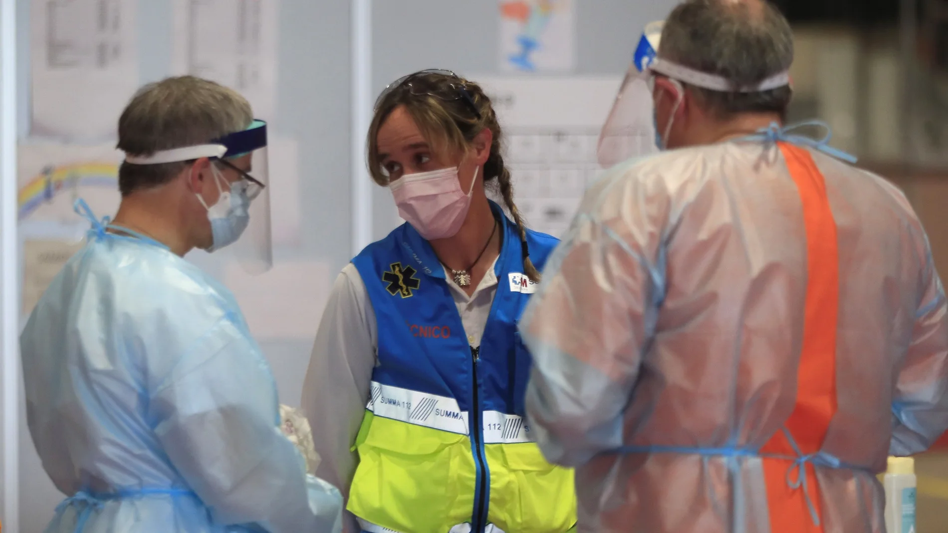 El sacerdote-médico Juan Jolin acude a Ifema para atender a pacientes