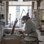 Una enfermera atiende a un paciente en el hospital Ramón y Cajal de Madrid