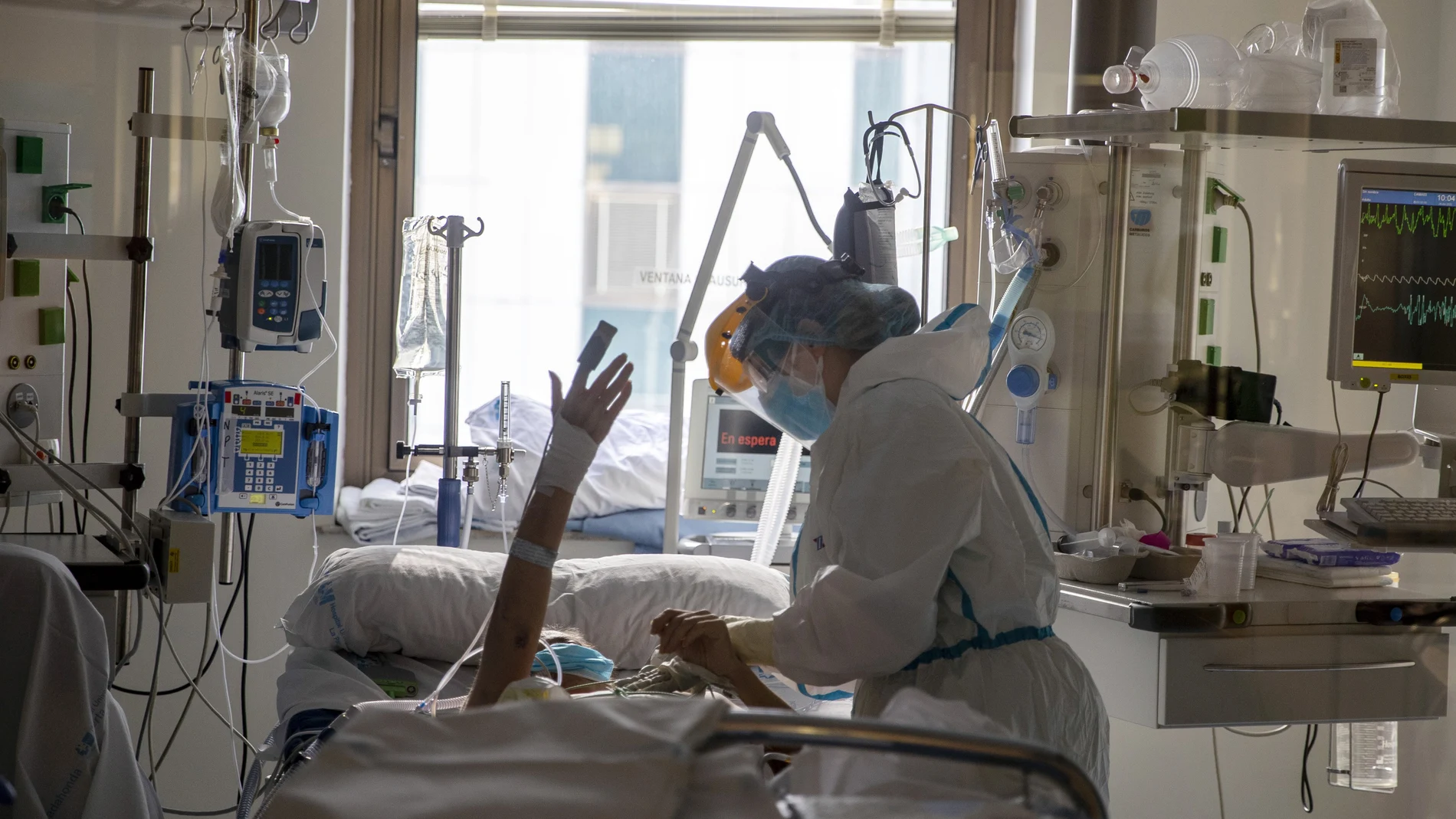 Una enfermera atiende a un paciente en el hospital Ramón y Cajal de Madrid