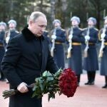 Imagen de archivo del presidente de Rusia, Vladimir Putin, en una ofrenda durante un acto militarPRESIDENCIA DE RUSIA24/04/2020