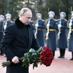 Imagen de archivo del presidente de Rusia, Vladimir Putin, en una ofrenda durante un acto militarPRESIDENCIA DE RUSIA24/04/2020