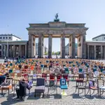 Vista de la Puerta de Brandenburgo con cientos de sillas desplegadas frente a ésta, durante una protesta simbólica contra el estado de confinamiento por parte del sector gastronómica alemán, este viernes en Berlín