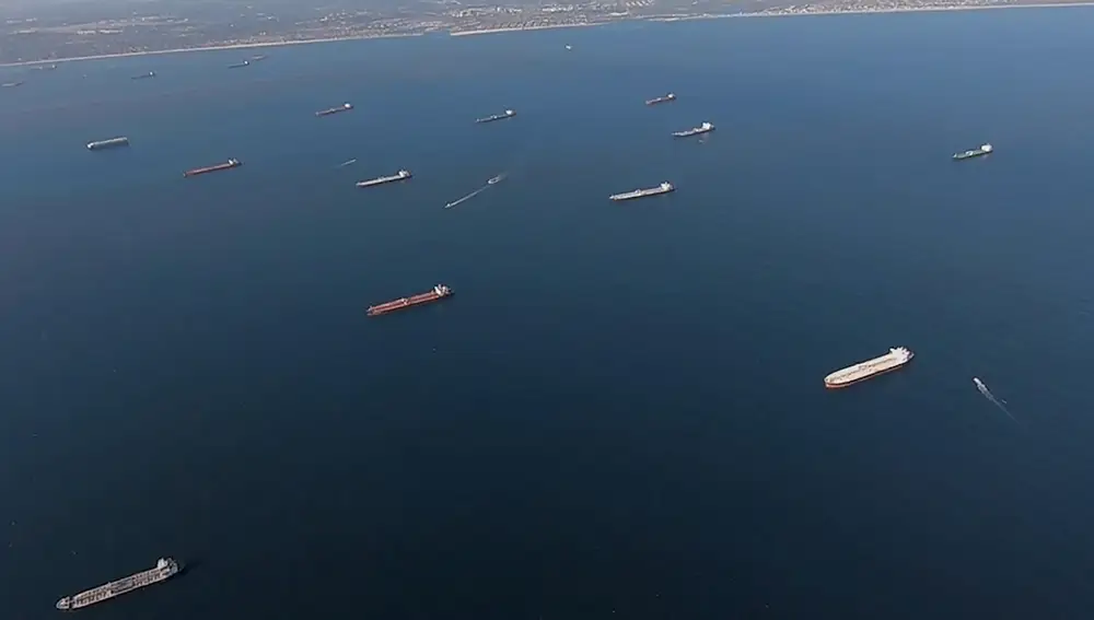 Casi 30 petroleros permaneces anclados frente al puerto de Los Ángeles ante la falta de demanda de crudo