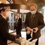 El presidente de la Generalitat, Quim Torra, pasa las medidas de seguridad por el coronavirus antes del pleno telemático del Parlament en el que se aprobarán los presupuestos.