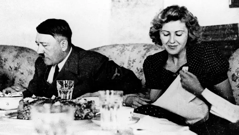 Adolf Hitler y Eva Braun cenando.