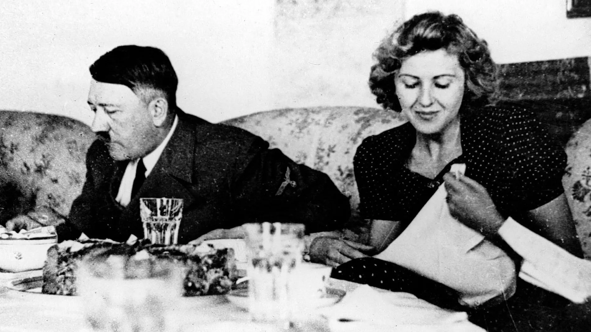Adolf Hitler y Eva Braun cenando.